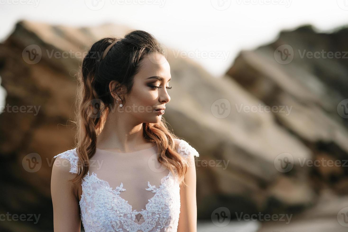 bruid aan de oever van de zwarte zee foto