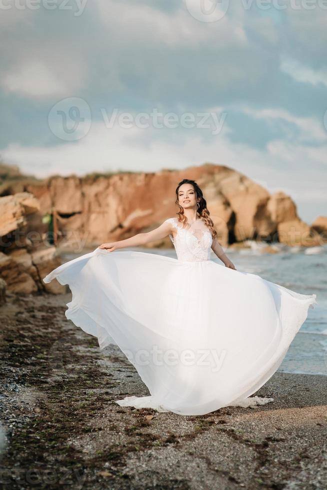 bruid aan de oever van de zwarte zee foto