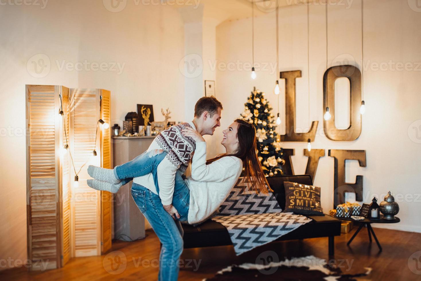 jongen en een meisje vieren samen het nieuwe jaar en geven elkaar cadeautjes foto