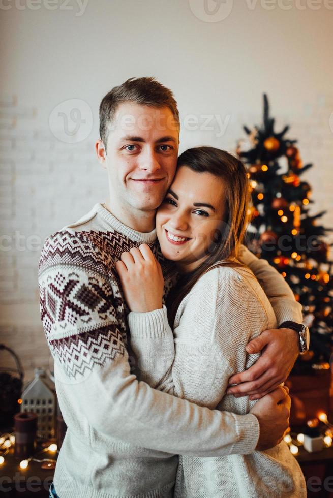 jongen en een meisje vieren samen het nieuwe jaar en geven elkaar cadeautjes foto