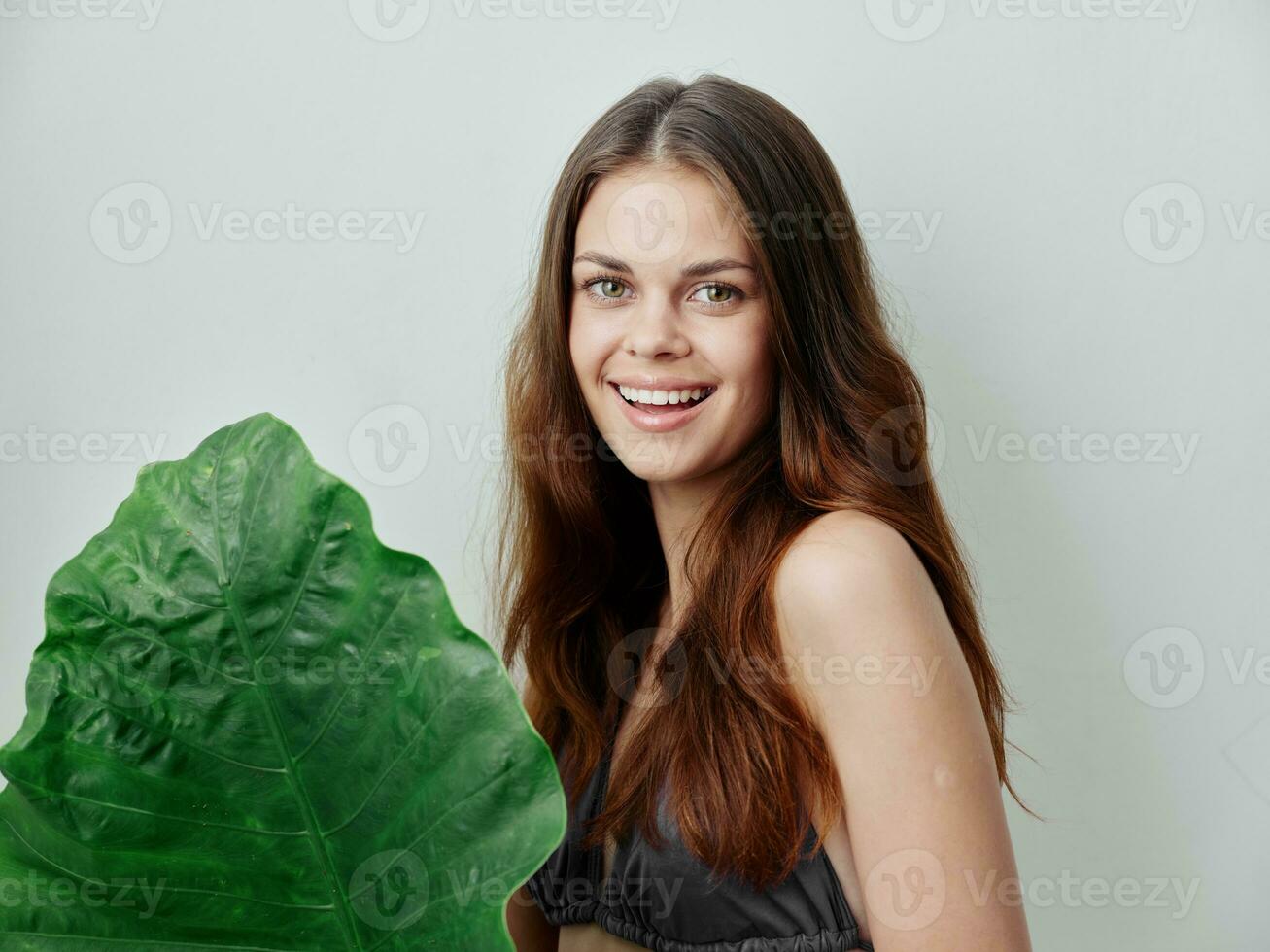 vrolijk vrouw in groen zwempak palm blad studio exotisch foto