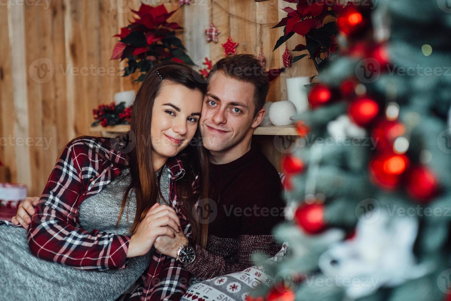 jongen en een meisje vieren samen het nieuwe jaar en geven elkaar cadeautjes foto