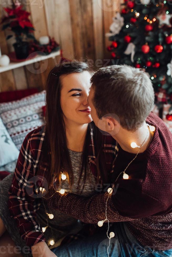 jongen en een meisje vieren samen het nieuwe jaar en geven elkaar cadeautjes foto