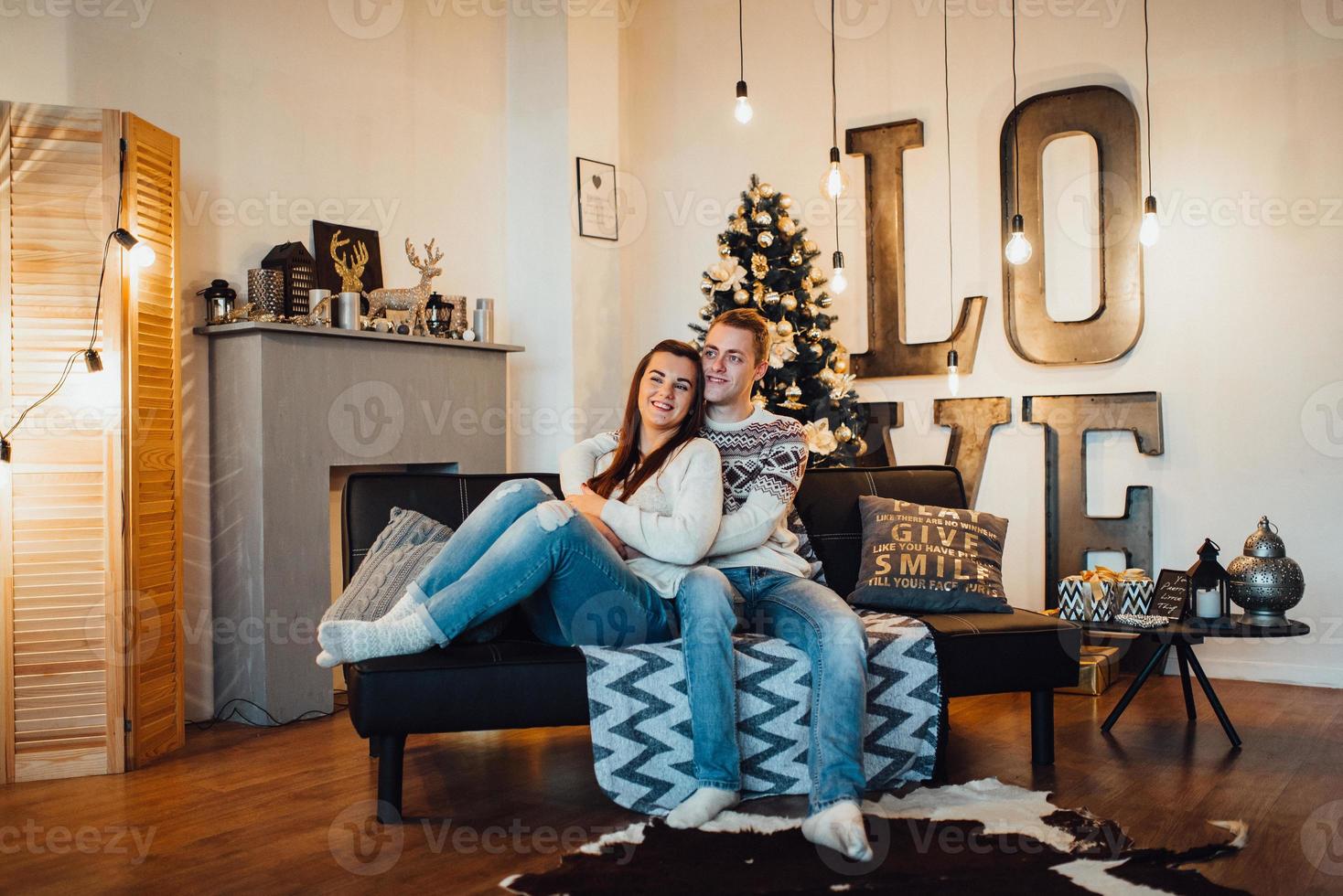 jongen en een meisje vieren samen het nieuwe jaar en geven elkaar cadeautjes foto