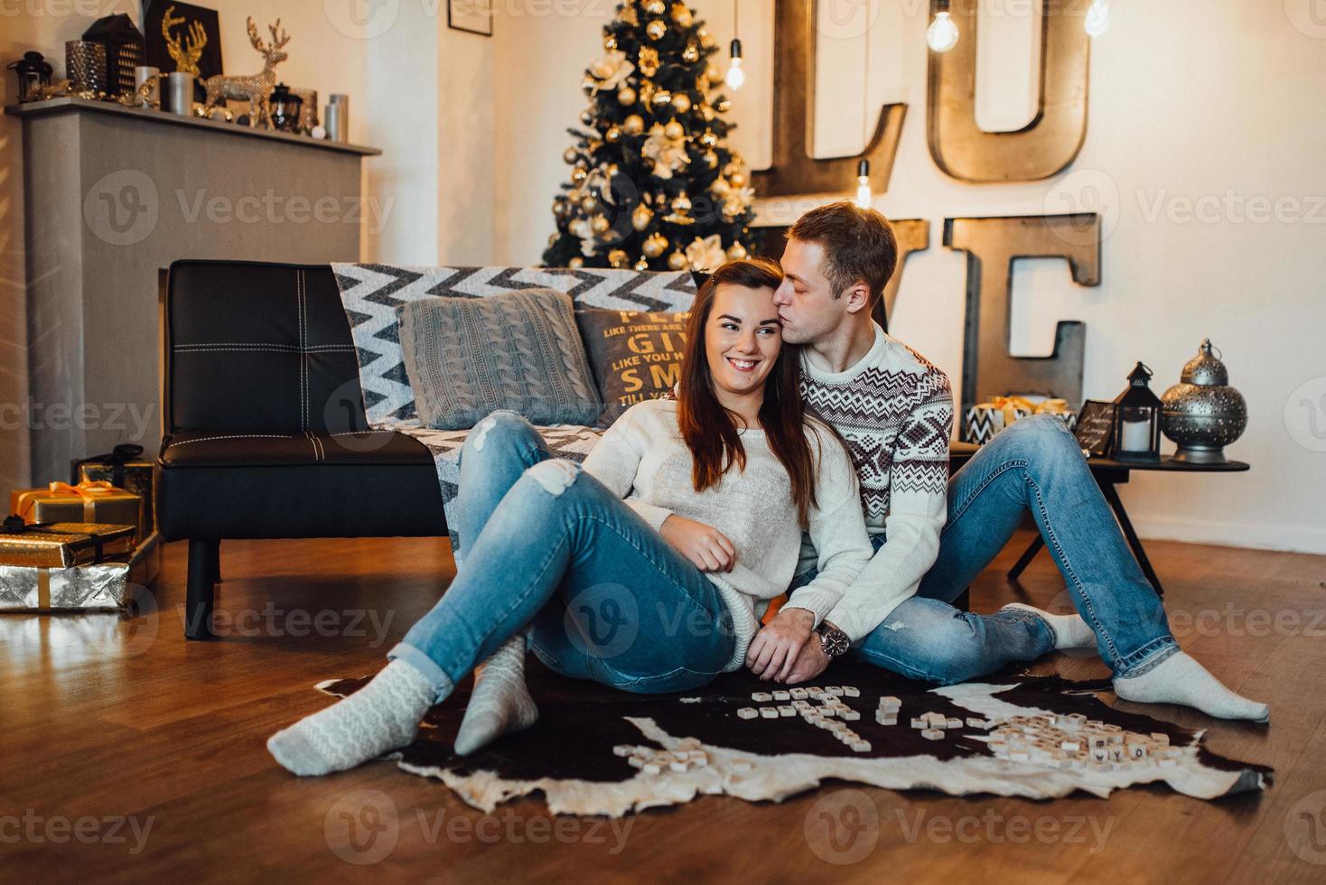 jongen en een meisje vieren samen het nieuwe jaar en geven elkaar cadeautjes foto