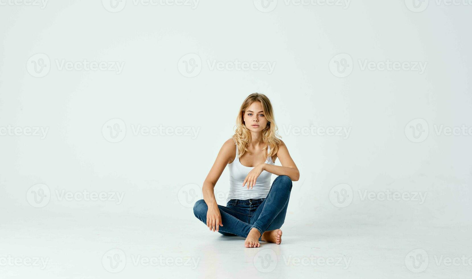 vrouw zittend Aan de verdieping training geschiktheid Sportschool foto