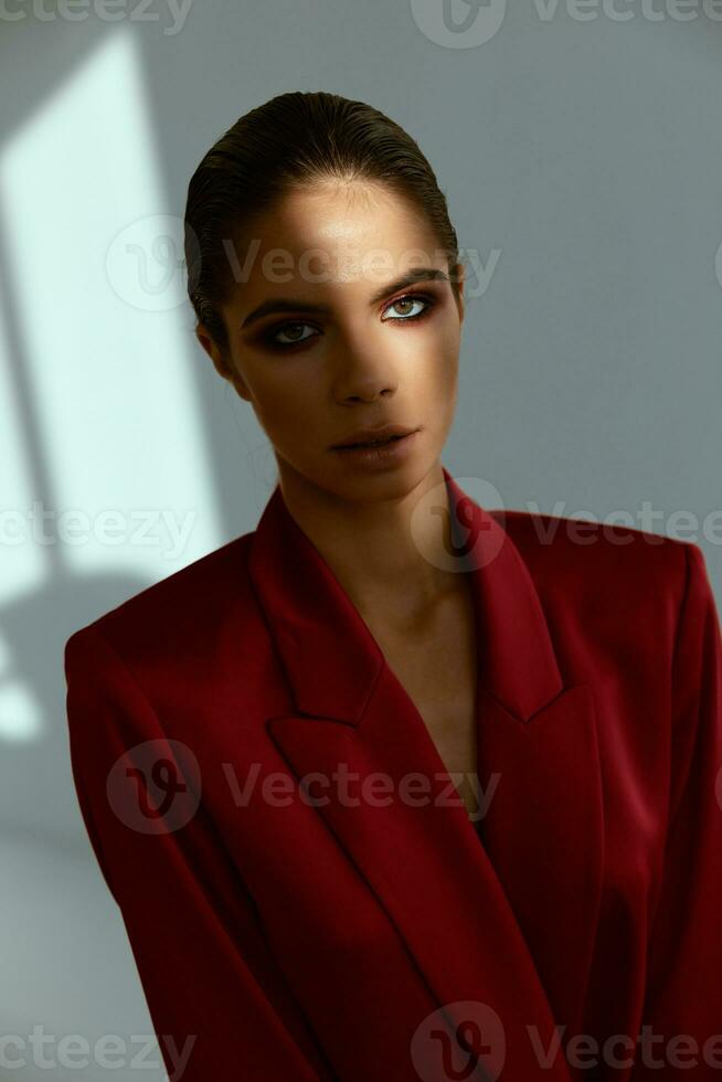 portret van een vrouw helder bedenken rood jasje studio foto