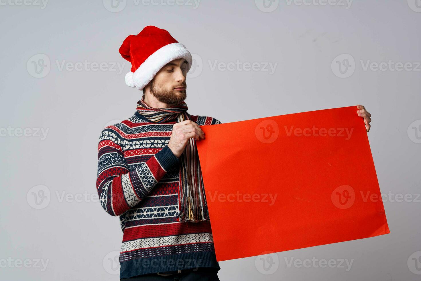 knap Mens in nieuw jaar kleren Holding een banier vakantie geïsoleerd achtergrond foto