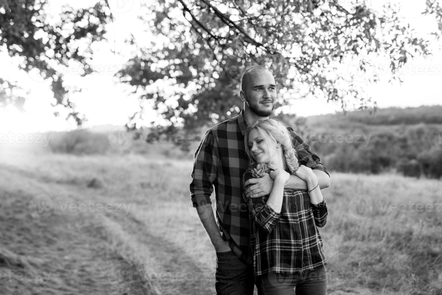 vrolijke man met een bord en een blond meisje voor een wandeling in geruite hemden foto