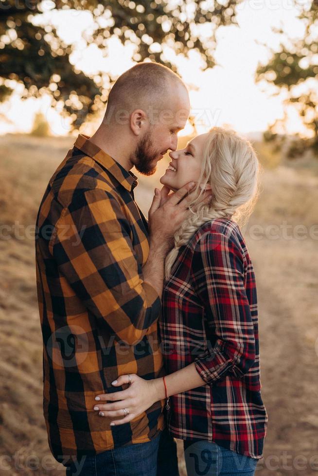 vrolijke man met een bord en een blond meisje voor een wandeling in geruite hemden foto