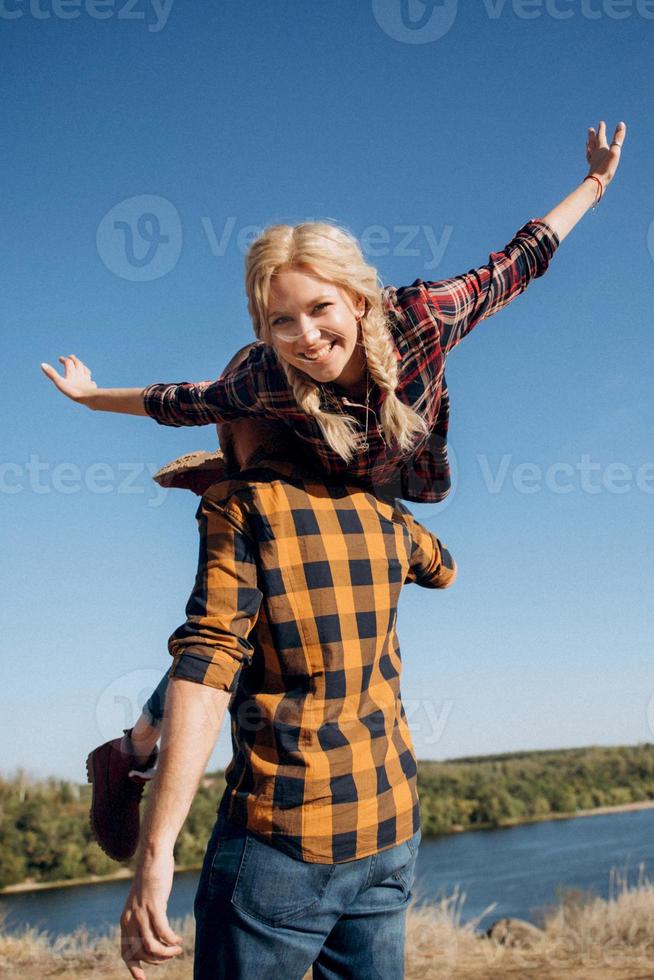 jongen en meisje in gekooide overhemden en trekkingschoenen foto