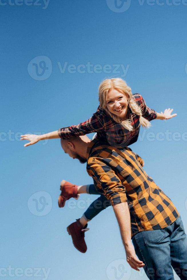 jongen en meisje in gekooide overhemden en trekkingschoenen foto