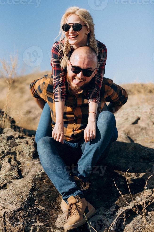 jongen en meisje in gekooide overhemden en trekkingschoenen foto