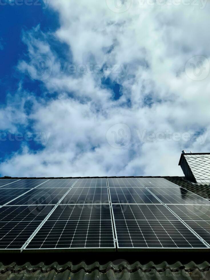 zonnepanelen die schone energie produceren op een dak van een woonhuis foto