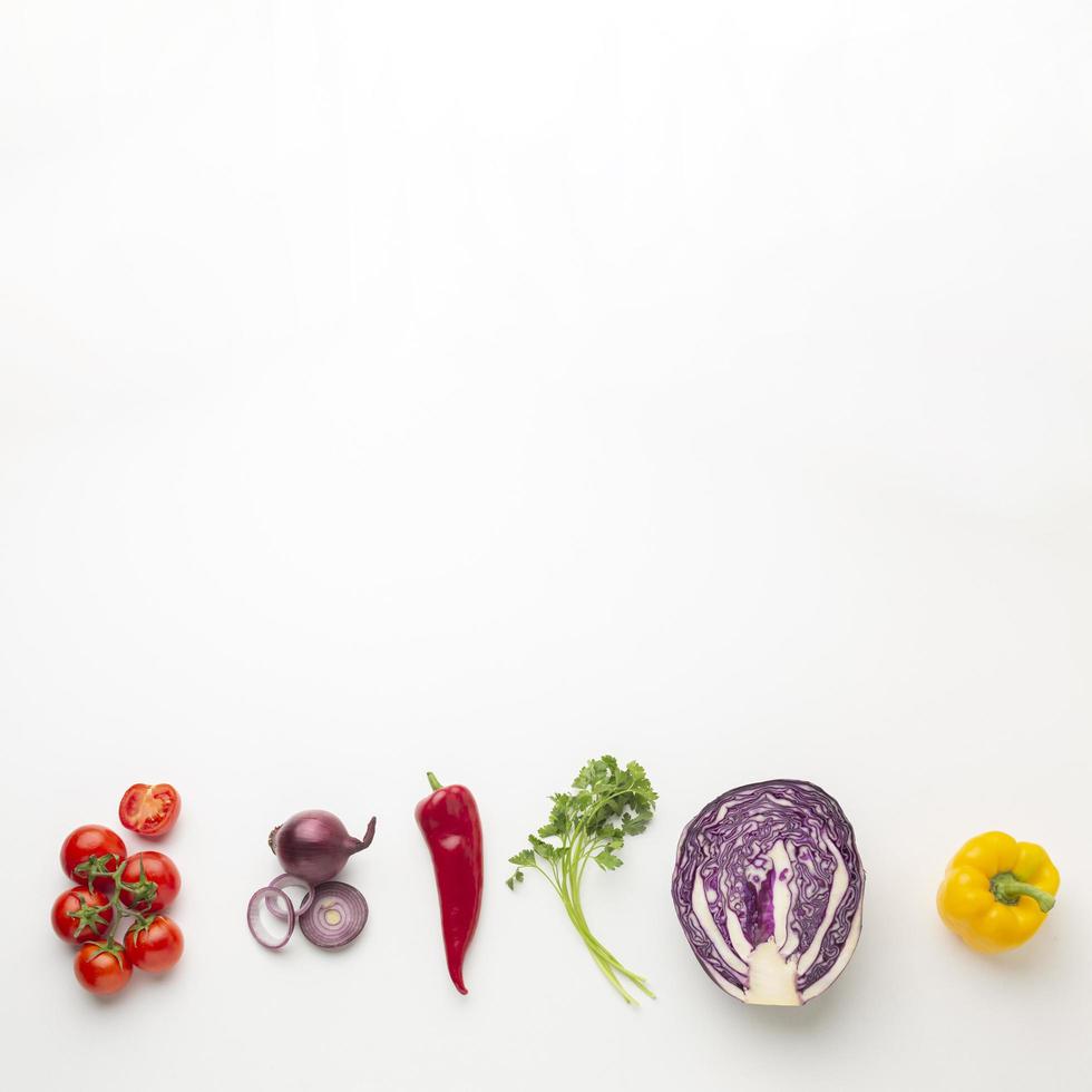 bovenaanzicht van een groenten arrangement met witruimte foto