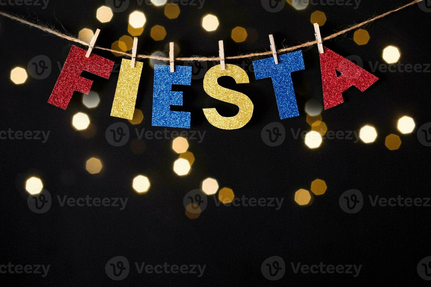 feest woord gemaakt van glimmend papier en pinnen Aan zwart achtergrond en bokeh lichten. cinco de mayo concept foto