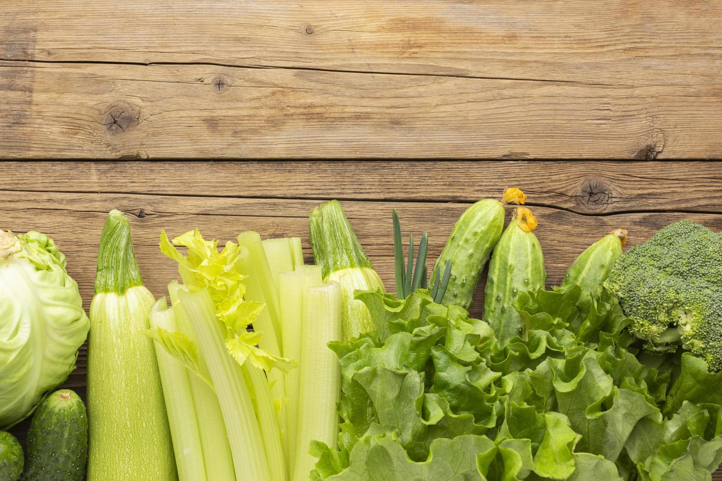 groene groenten op een houten tafel foto