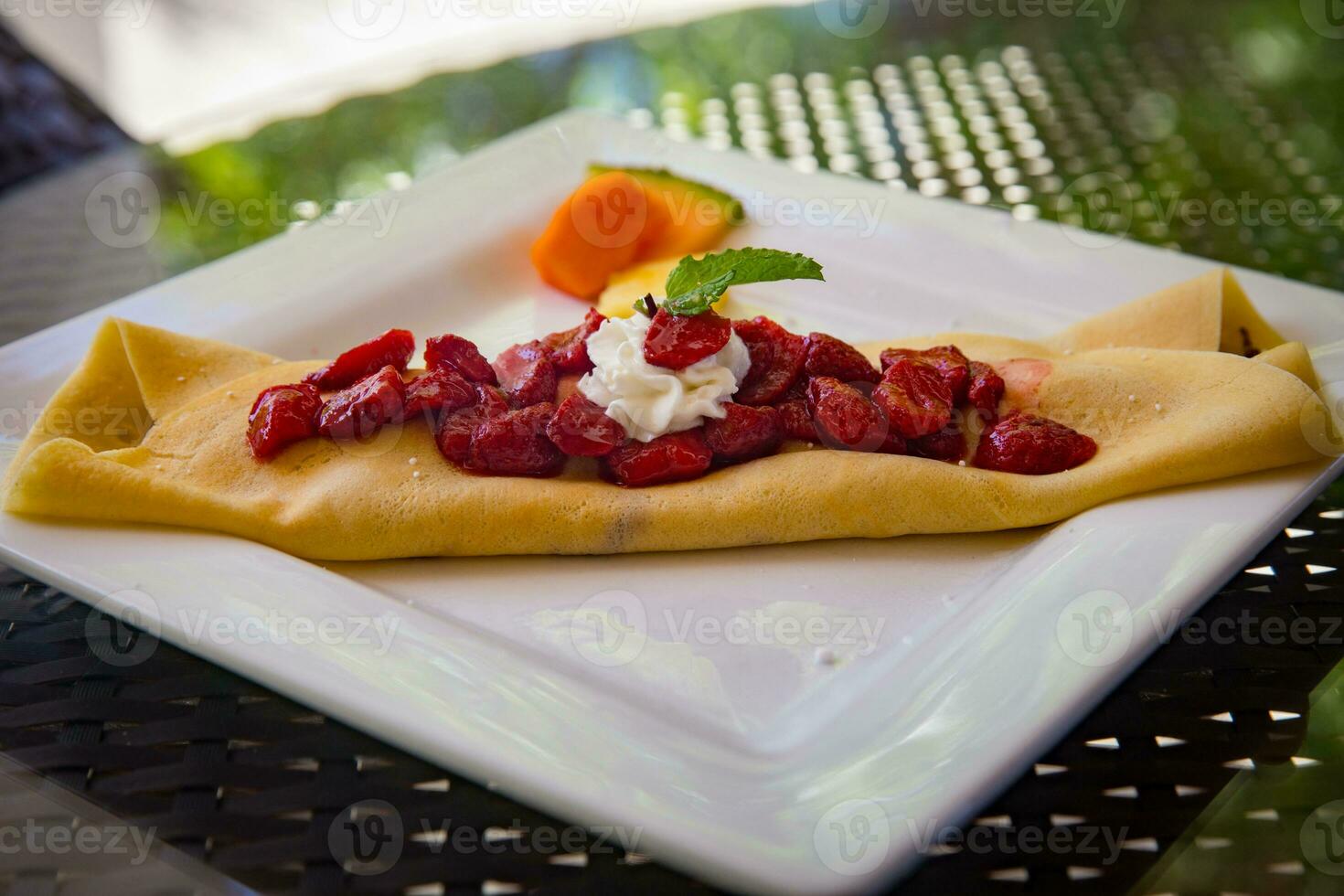 aardbei crêpe gegarneerd met munt foto