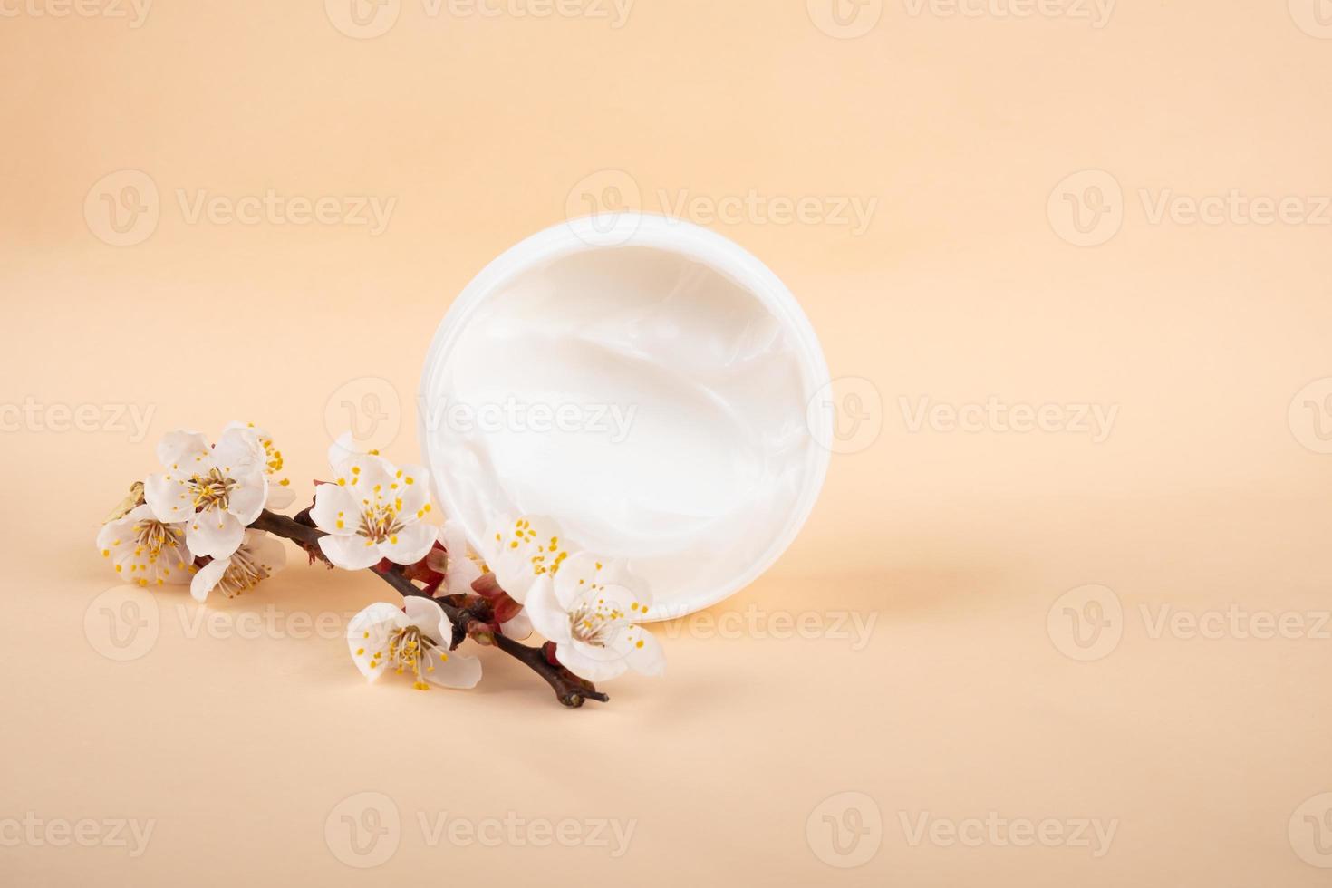 schoonheid en huidverzorging, crèmecosmetica met lentegeur van bloemen op een delicate beige achtergrond foto