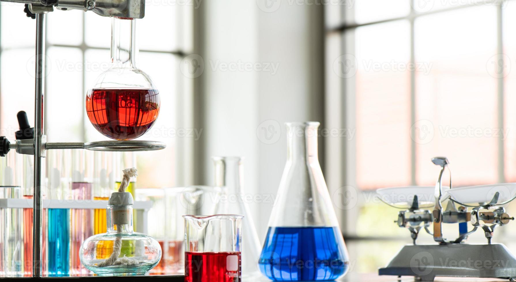 laboratoriumwerkend chemisch testen medisch, gekleurde vloeistoffen foto