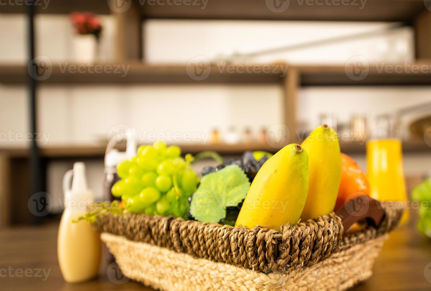 groente voor het maken van salade en fruit in de mand op tafel foto