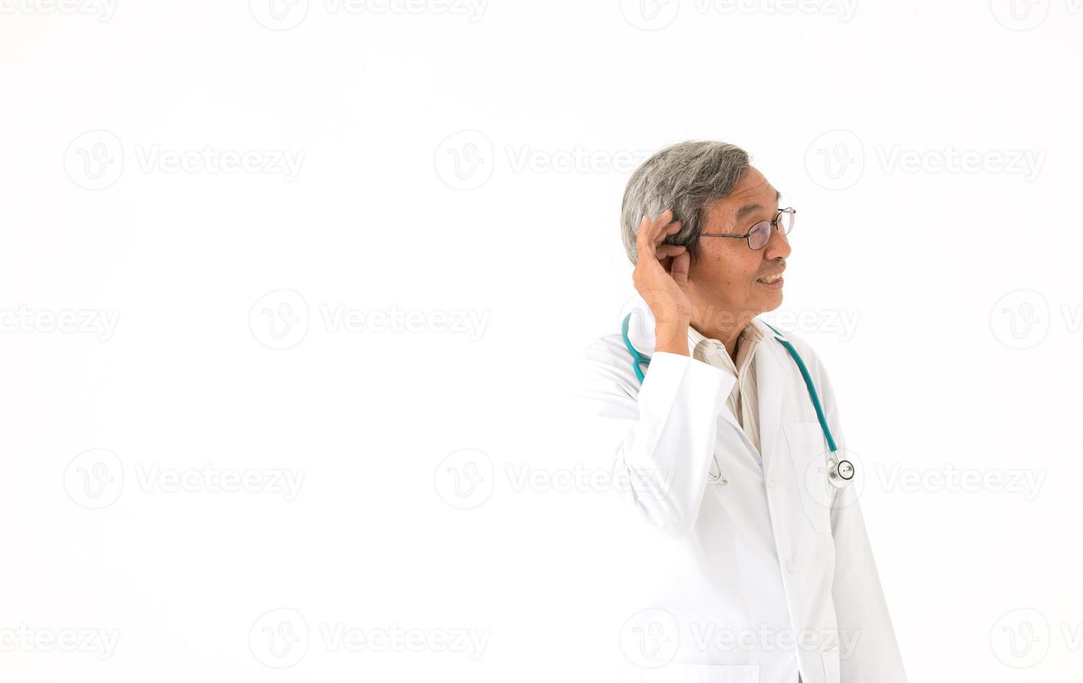 senior Aziatische mannelijke arts en emoties, geïsoleerd foto