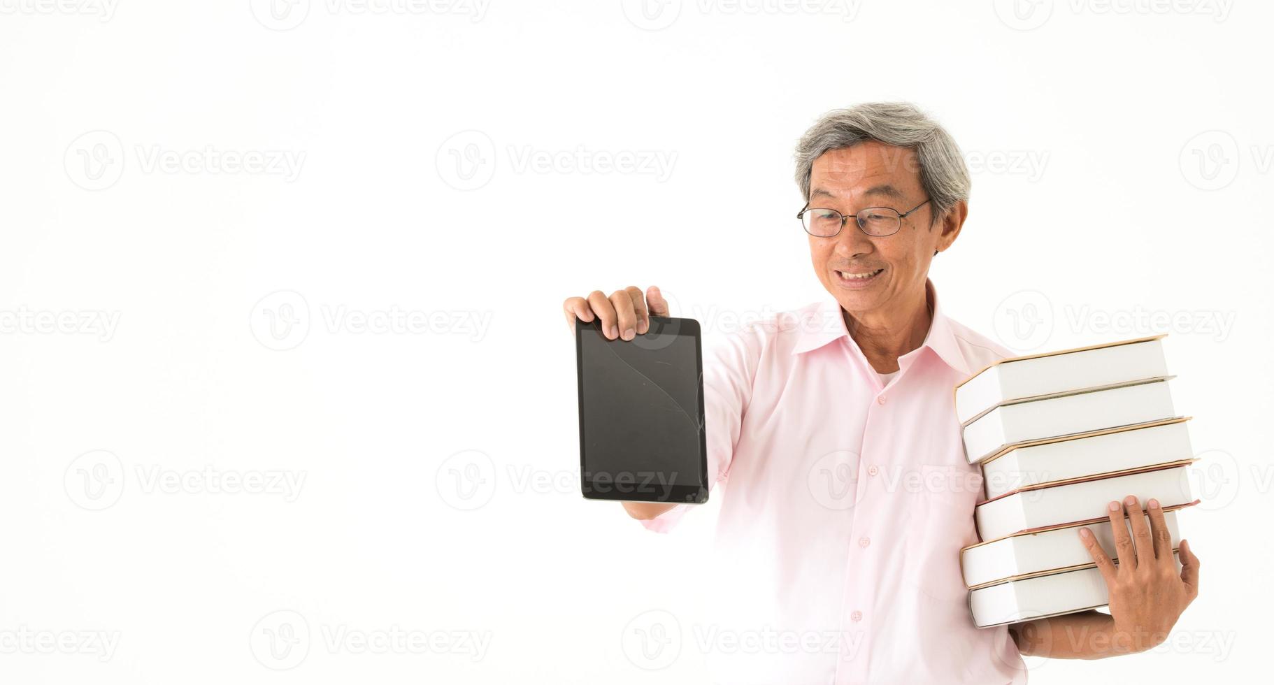 senior Aziatische man met boeken en tablet, geïsoleerd foto