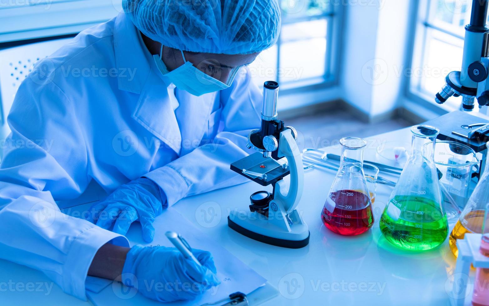 Aziatische jonge vrouwen wetenschapper laboratorium testen en analyse chemische stof in het laboratorium foto