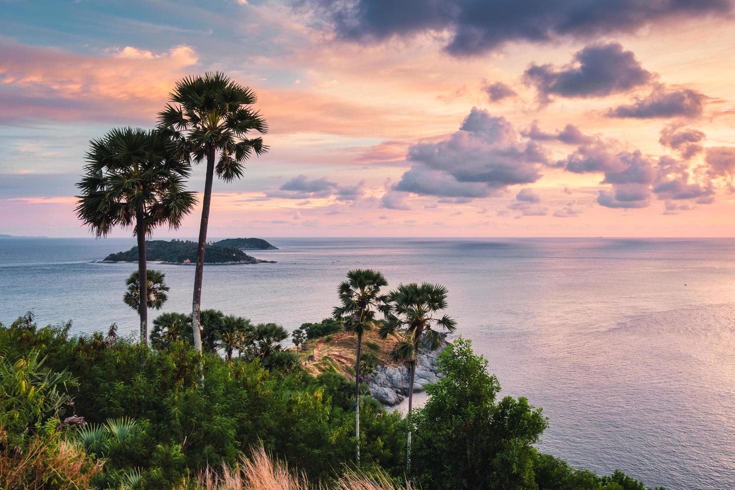 gezichtspunt laem promthep cape met kleurrijke lucht en suikerpalm in de zonsondergang in phuket foto
