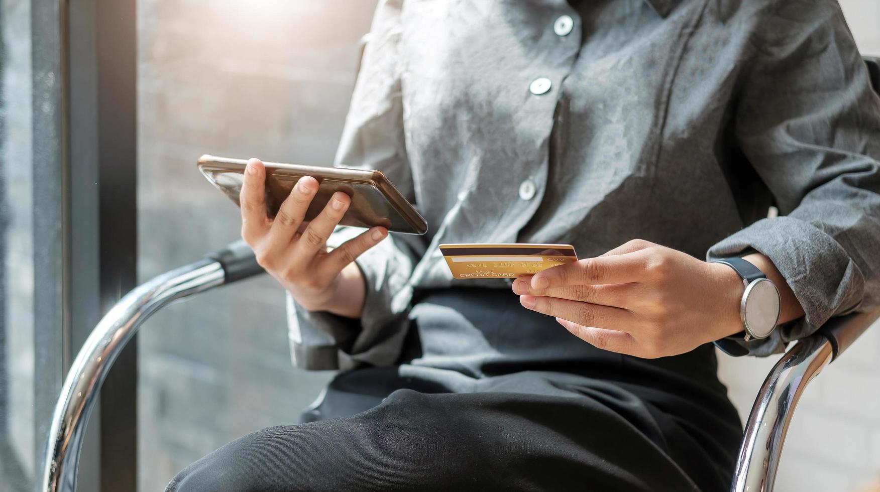 online betaling vrouw handen met een creditcard en met behulp van slimme telefoon voor online winkelen foto