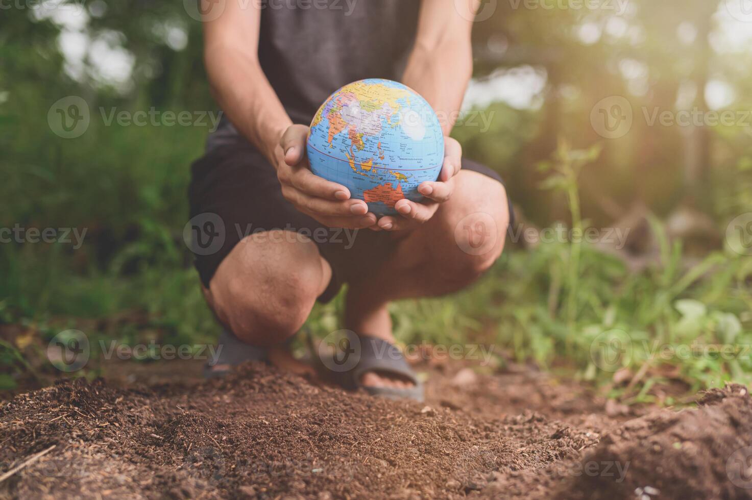 wereld milieu dag. hou van de wereld. hand met een wereldbol foto