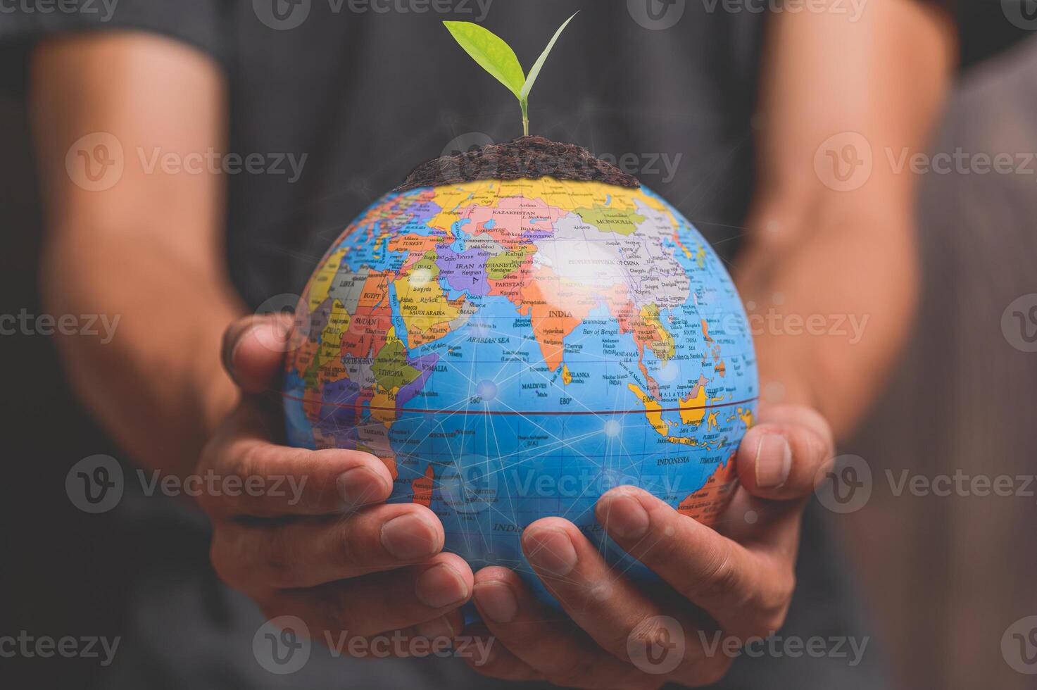 wereld milieu dag. hou van de wereld. hand met een wereldbol foto