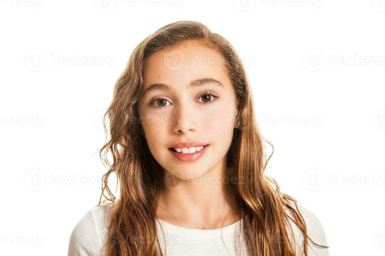 mooi jong meisje denken of hebben een idee geïsoleerd Aan wit achtergrond foto
