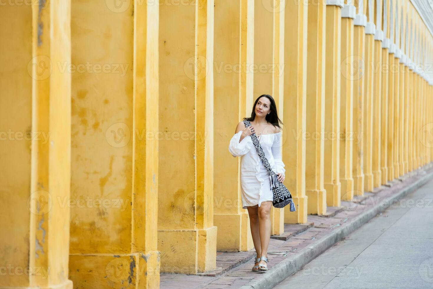 mooi vrouw wandelen in de omgeving van de omringt door een muur stad in Cartagena de india's foto