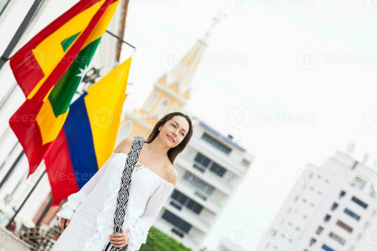 mooi vrouw wandelen in de omgeving van Cartagena de india's De volgende naar de beroemd klok toren foto