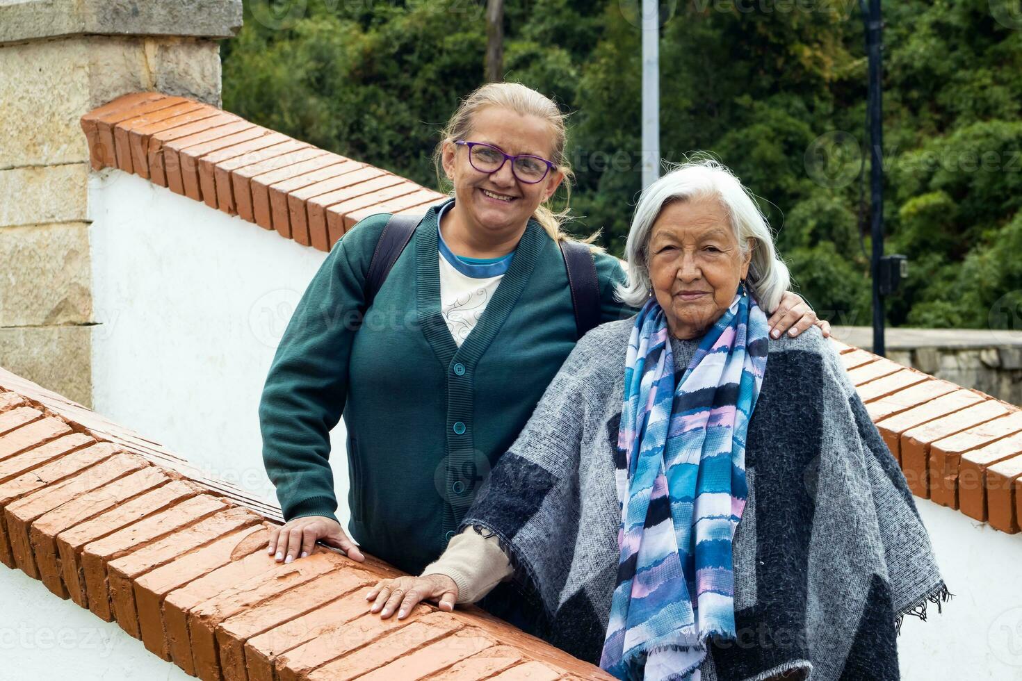 senior moeder en volwassen dochter reizend. de beroemd historisch brug van boyaca in Colombia. de Colombiaanse onafhankelijkheid strijd van boyaca nam plaats hier Aan augustus 7, 1819. foto