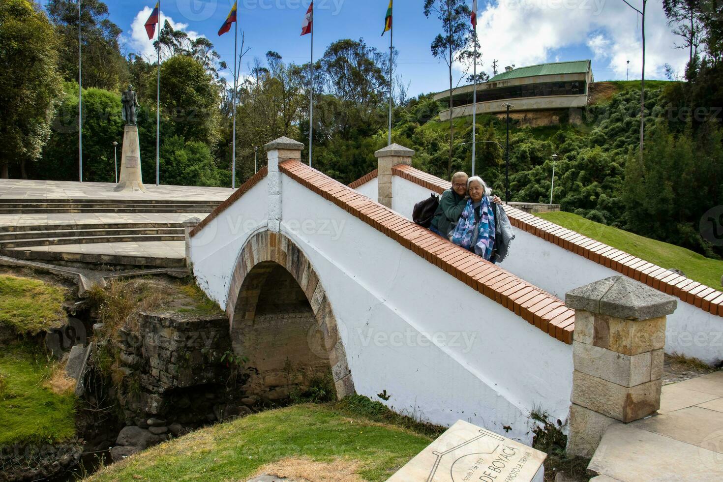 senior moeder en volwassen dochter reizend. de beroemd historisch brug van boyaca in Colombia. de Colombiaanse onafhankelijkheid strijd van boyaca nam plaats hier Aan augustus 7, 1819. foto