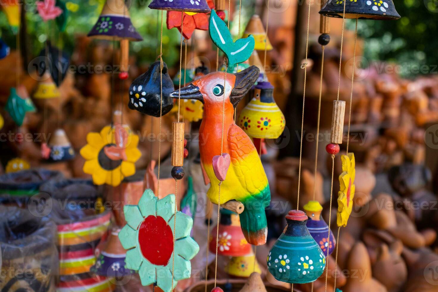 mooi handgemaakt wind klokkenspel gemaakt van klei Bij de klein stad- van raquira ook bekend net zo de stad van potten in Colombia foto