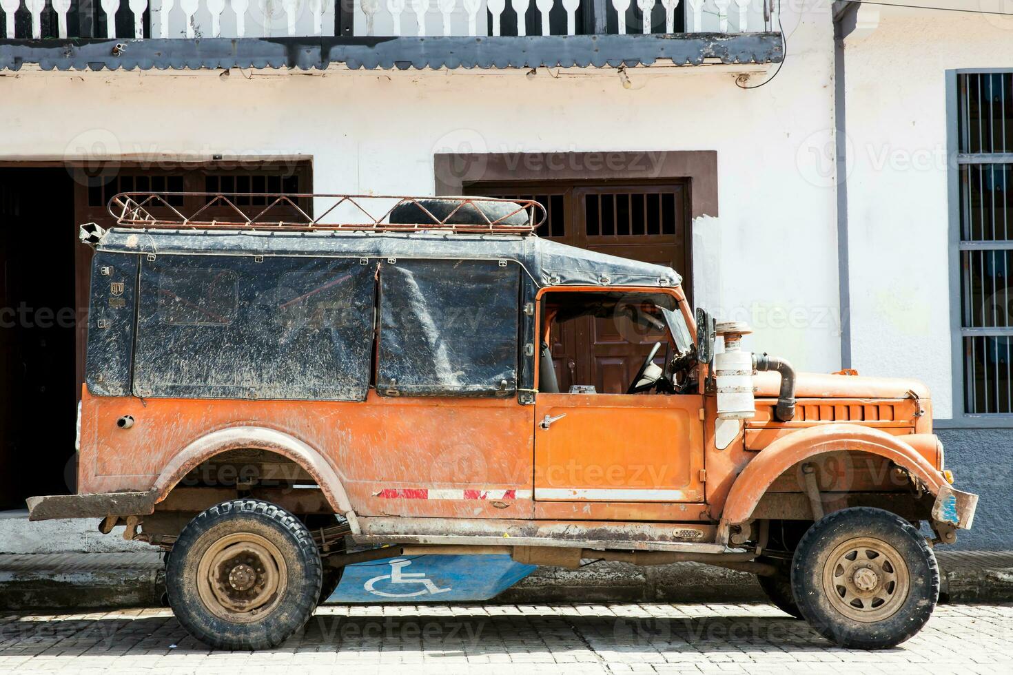 traditioneel uit weg voertuig gebruikt voor de vervoer van mensen en goederen in landelijk gebieden in Colombia foto