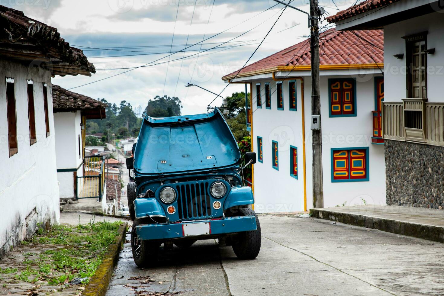 traditioneel van de weg af voertuig geparkeerd Bij een mooi straat in de klein stad- van salento gelegen Bij de regio van quindio in Colombia foto