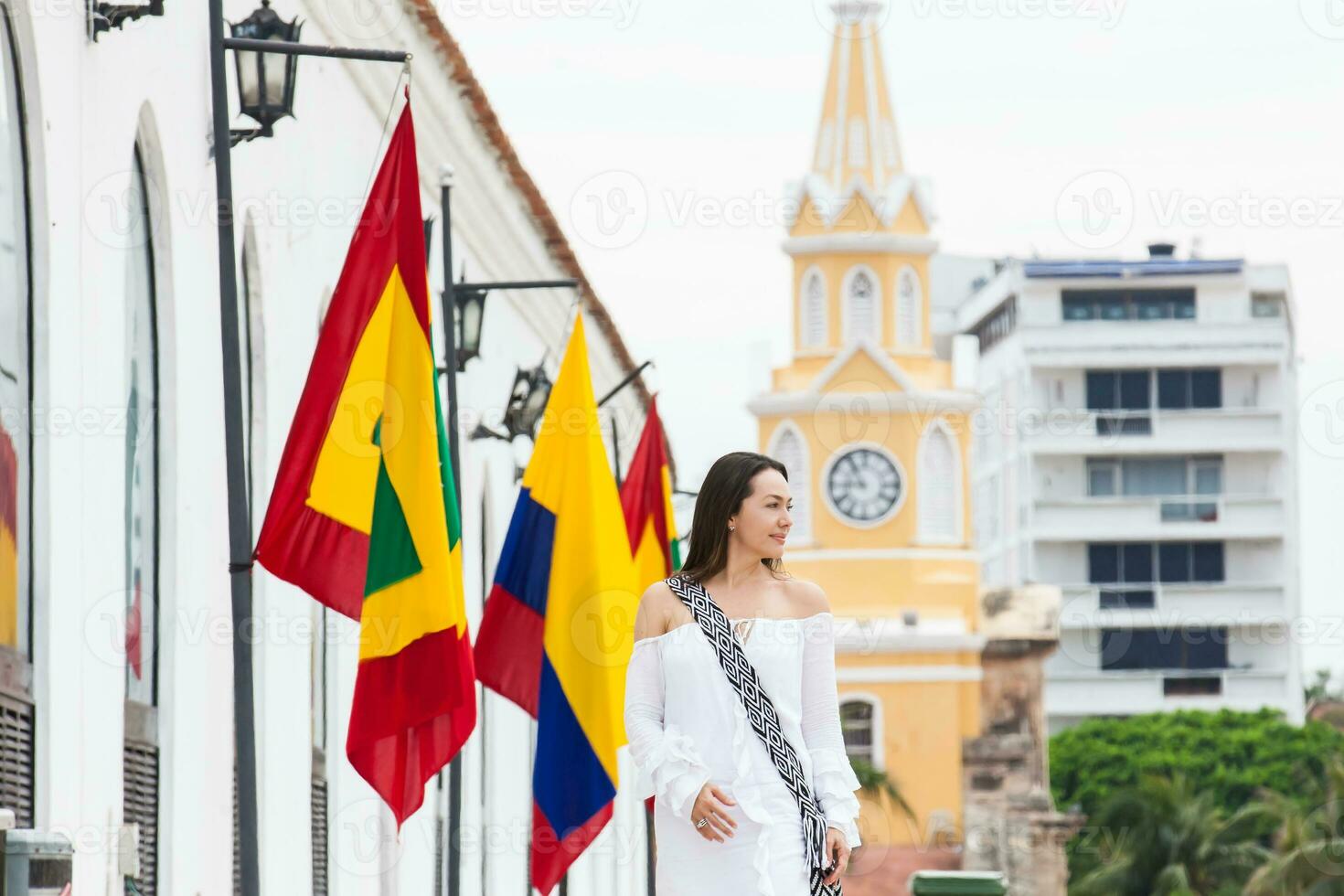 mooi vrouw wandelen in de omgeving van Cartagena de india's De volgende naar de beroemd klok toren foto