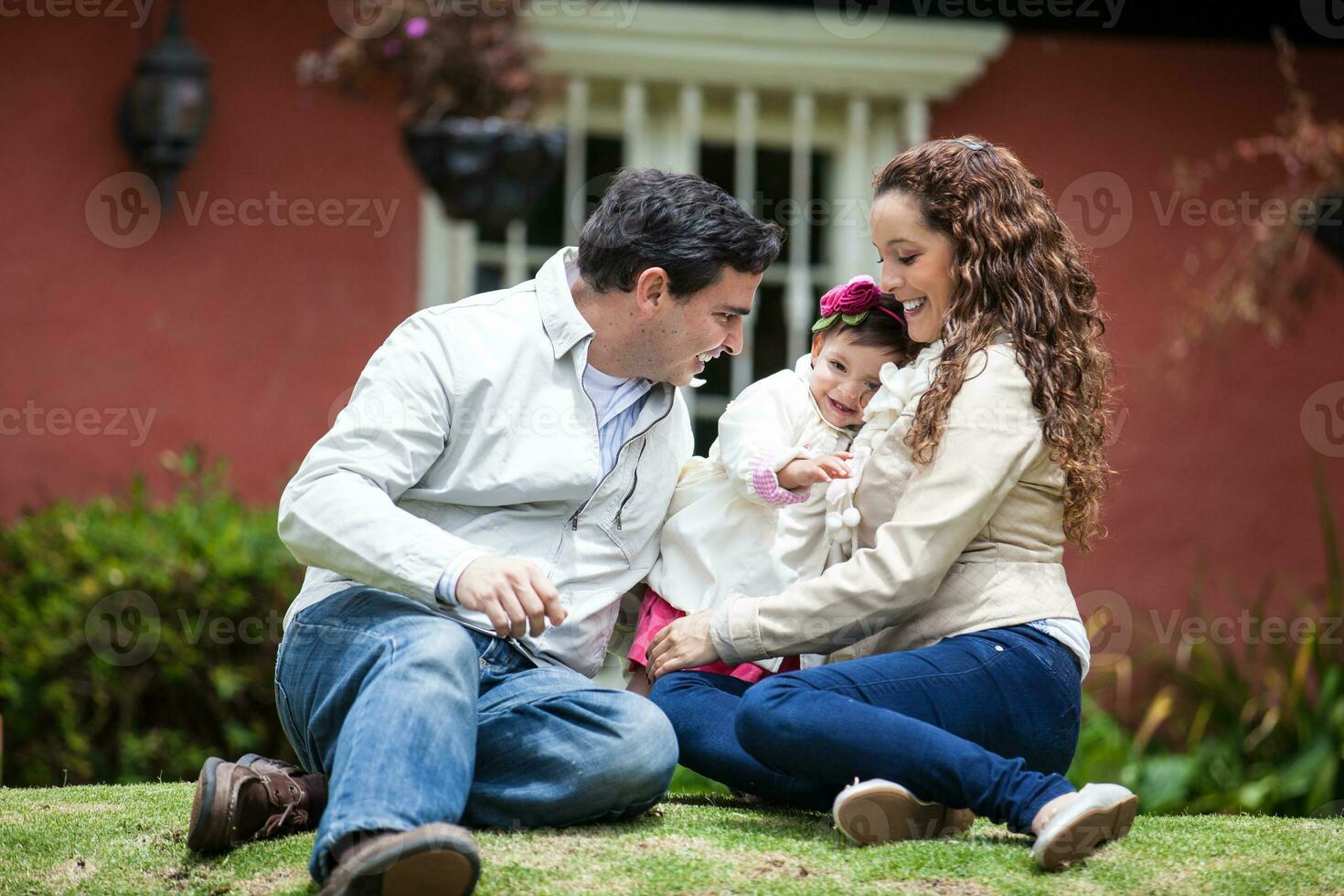 jong ouders hebben pret buitenshuis met hun een jaar oud baby meisje. geluk concept. familie concept foto