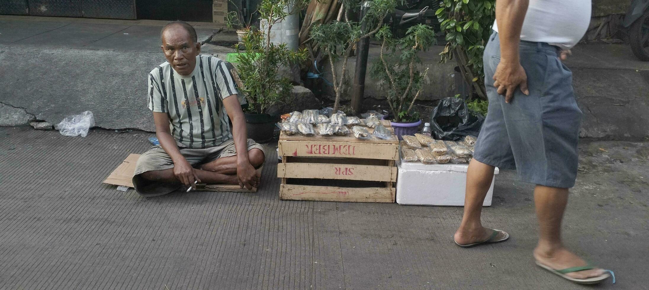 een straat verkoper is aan het wachten voor klanten wie zullen kopen zijn waren. Jakarta mei 1, 2023 foto