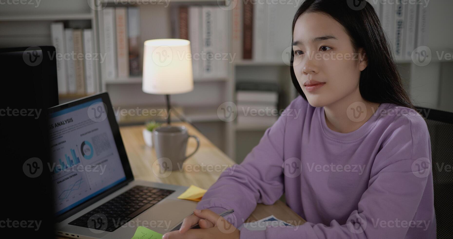 slim jong vrouw gebruik laptop computer en technologie apparaat werken van huis foto