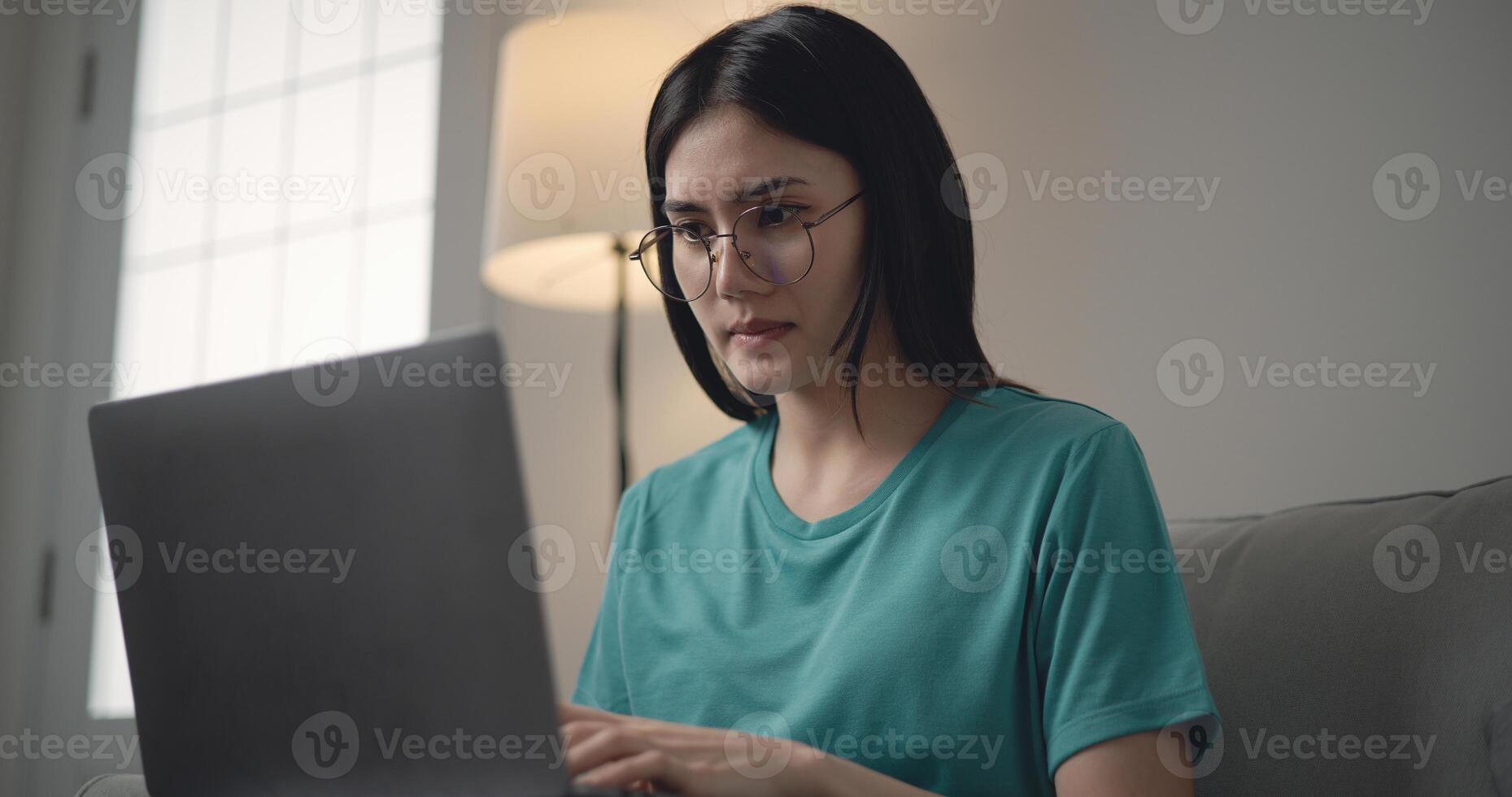 mooi gelukkig jong ondernemer vrouw werken met laptop computer foto