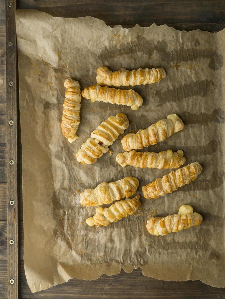 bovenaanzicht van tequenos op een bakplaat foto