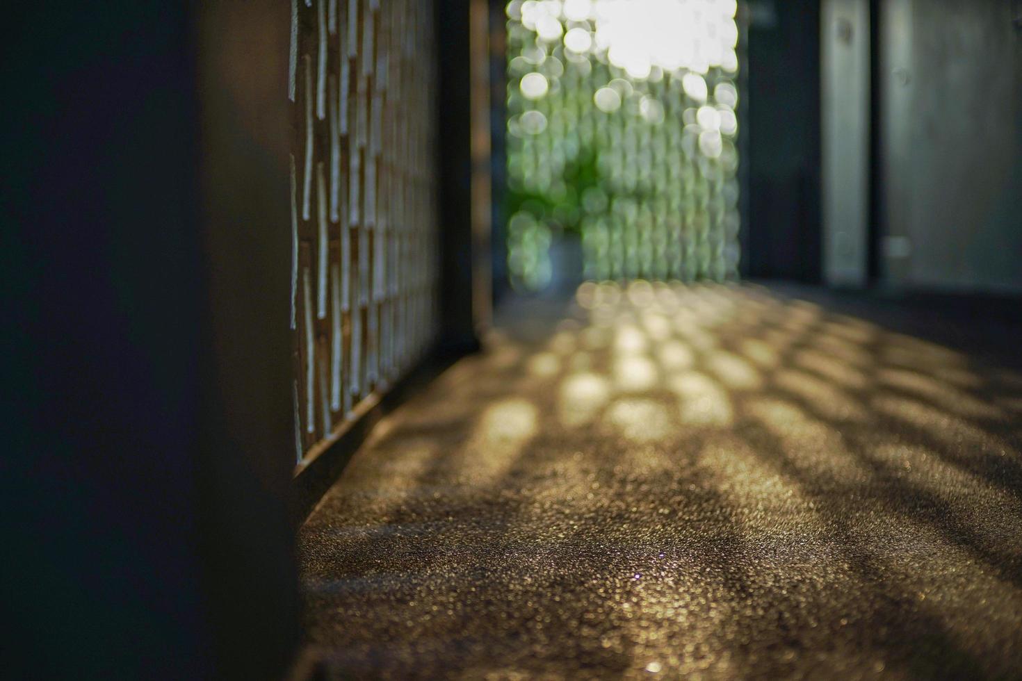 selectieve focus op cementvloer van gang als gevolg van het licht van een zonsondergang met wazig bokeh licht achtergrond. foto