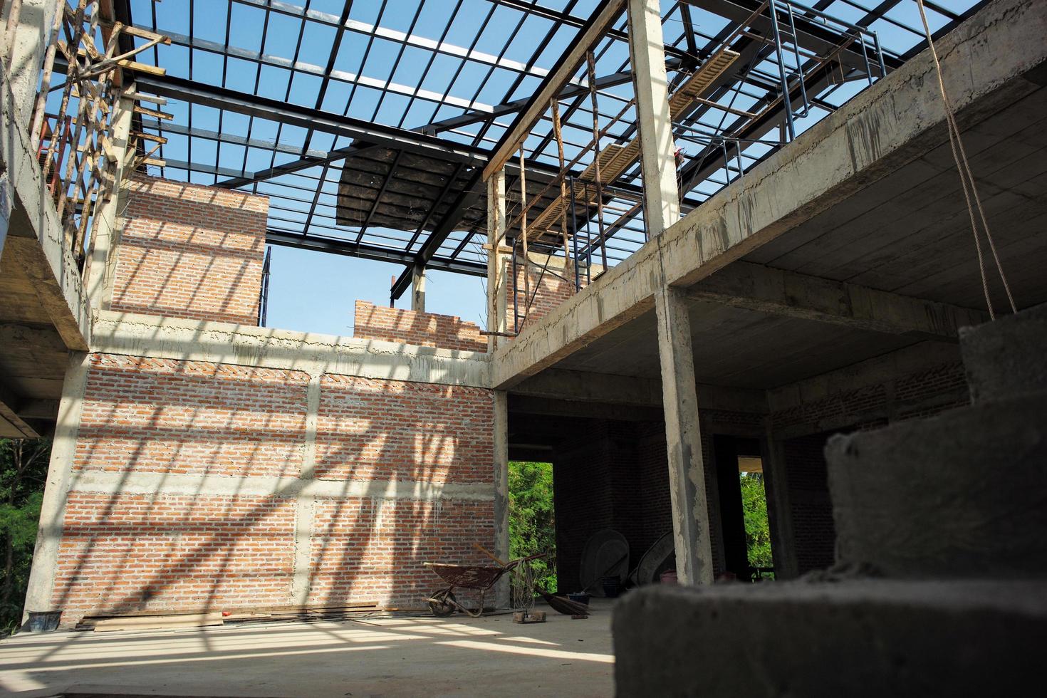 perspectief van het interieur van een huis in aanbouw met een heldere blauwe hemelachtergrond foto