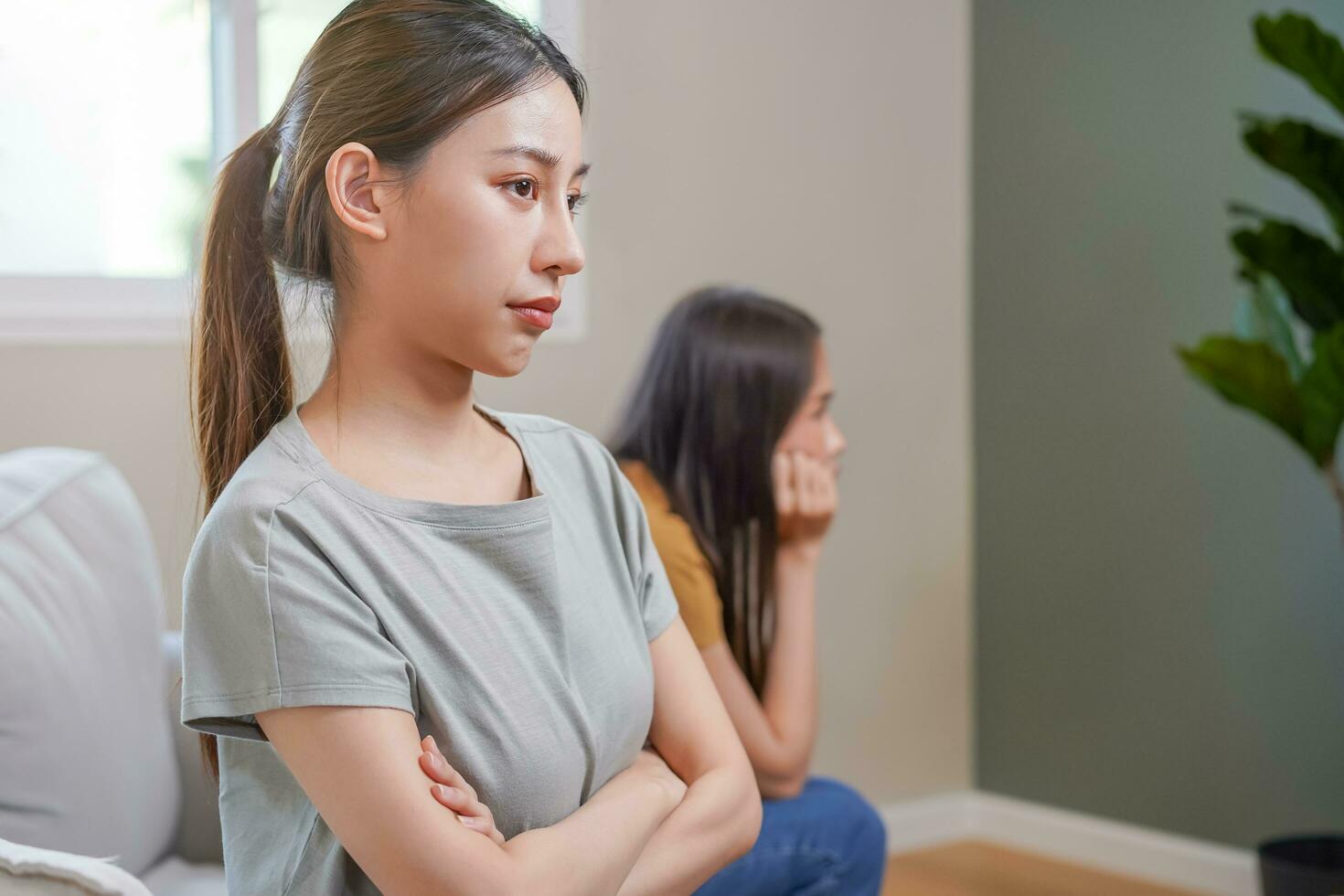 ongelukkig lesbienne, lgbt Aziatisch jong twee Dames, meisje homo, paar liefde strijd Aan bank, verhouding is in probleem. verschillend mensen zijn boos en gebruik emoties Bij elk ander, uitdrukking van teleurstellen. foto