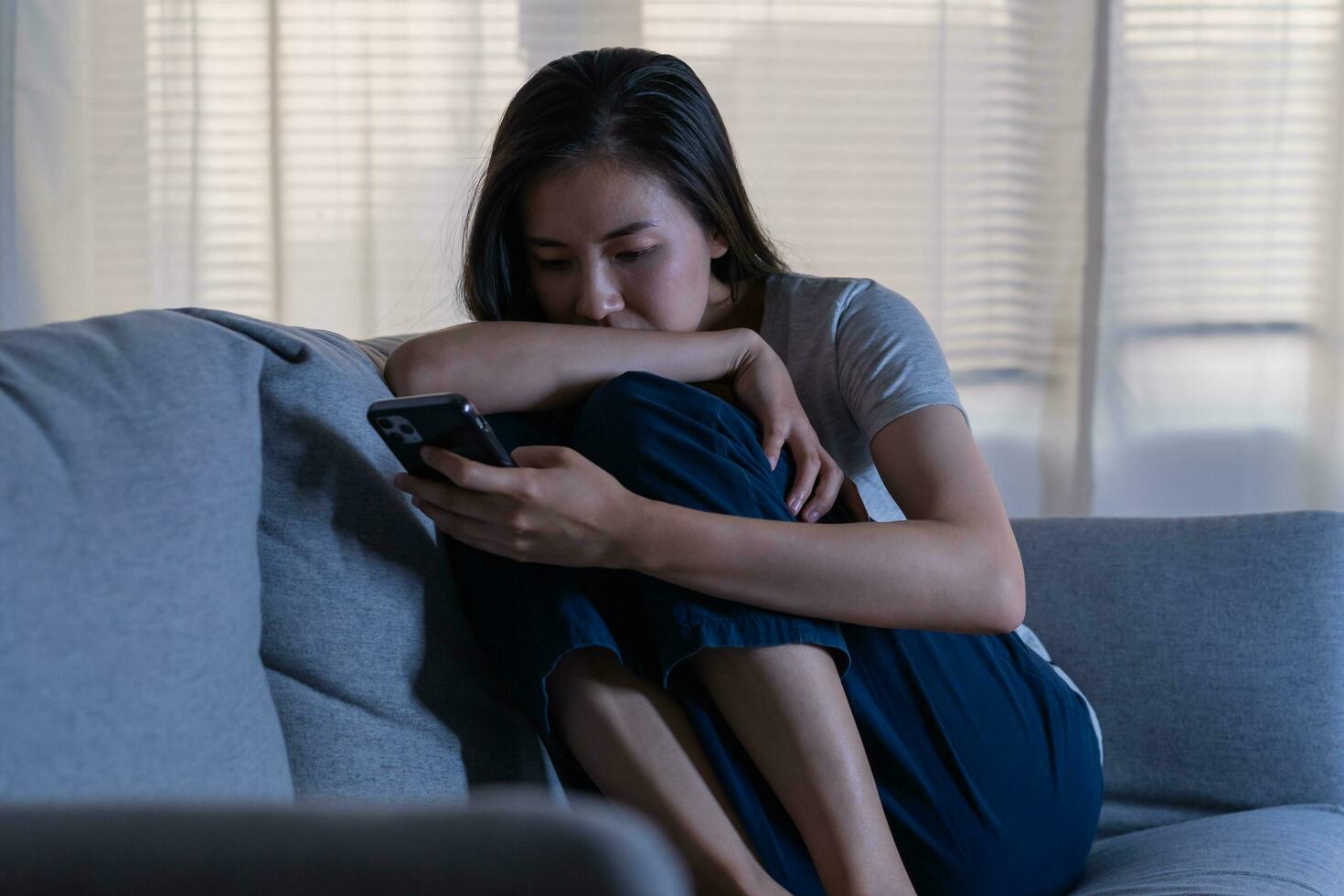 mentaal Gezondheid, depressief verdrietig Aziatisch jong vrouw, meisje gebruik makend van smartphone, mobiel. uitdrukking naar gezicht moeilijkheid, mislukking en uitgeput. attent bezorgd lijden depressie gevoel eenzaam Bij huis. foto